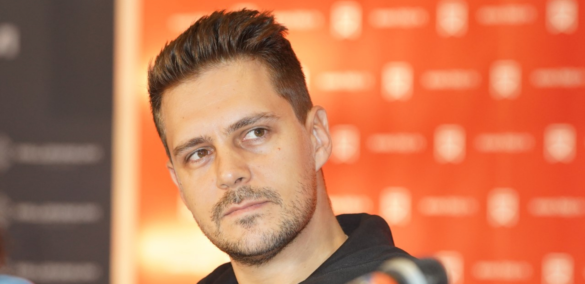 LUDILO PREVAZIŠLO SVE GRANICE Poslanici Ivana Parlić i Aleksandar Jovanović Ćuta šokirali javnost; Opozicija se svađa s  likovima iz Južnog vetra