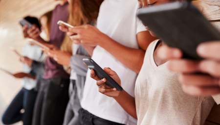 DA LI ĆE ŠKOLE ZBRANITI MOBILNE TELEFONE? Učenici moraju više da se socijalizuju i da ne ometaju nastavu