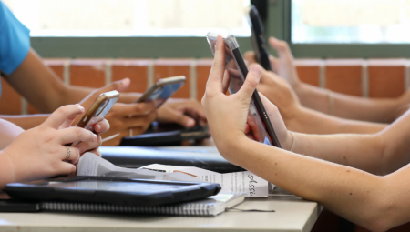 USKORO NOVO PRAVILO U SVIM OVIM ŠKOLAMA Zabranjeno korišćenje mobilnih telefona