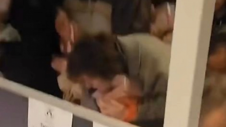 NE ZNAJU GDE UDARAJU, OTIMAJU SE, ULAZE U ZAMRZIVAČ I TO ZBOG ČEGA? Nezapamćena tuča u prodavnici