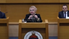 „KAD RIKNE KRAVA U VAŠOJ HERCEGOVINI MOJ TELEFON ZVONI“ Obrenka Slijepčević napravila šou u Skupštini (VIDEO)