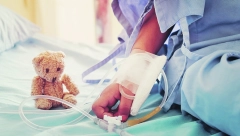 JECAJI PARAJU TIRŠOVU Devojčica L. P. (8), koju je otac držao zatočenu u kadi, jede kao da hranu prvi put vidi: Malena ima 10 kila i gladne okice!