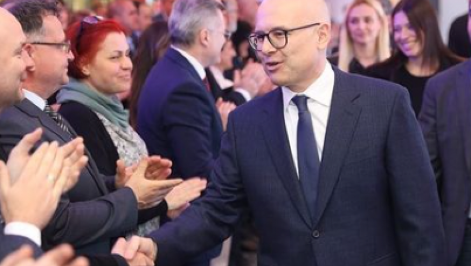 MILOŠ VUČEVIĆ IZABRAN ZA PREDSEDNIKA GRADSKOG ODBORA SNS-A U NOVOM SADU "Srećan sam i veoma ponosan"