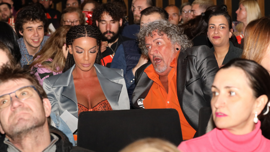 ZANEMEĆETE KADA VIDITE KAKO IZGLEDA MACINA ŽENA Pojavila se na premijeri filma i sve ostavila bez teksta, njene bujne grudi šokirale prisutne! (FOTO)