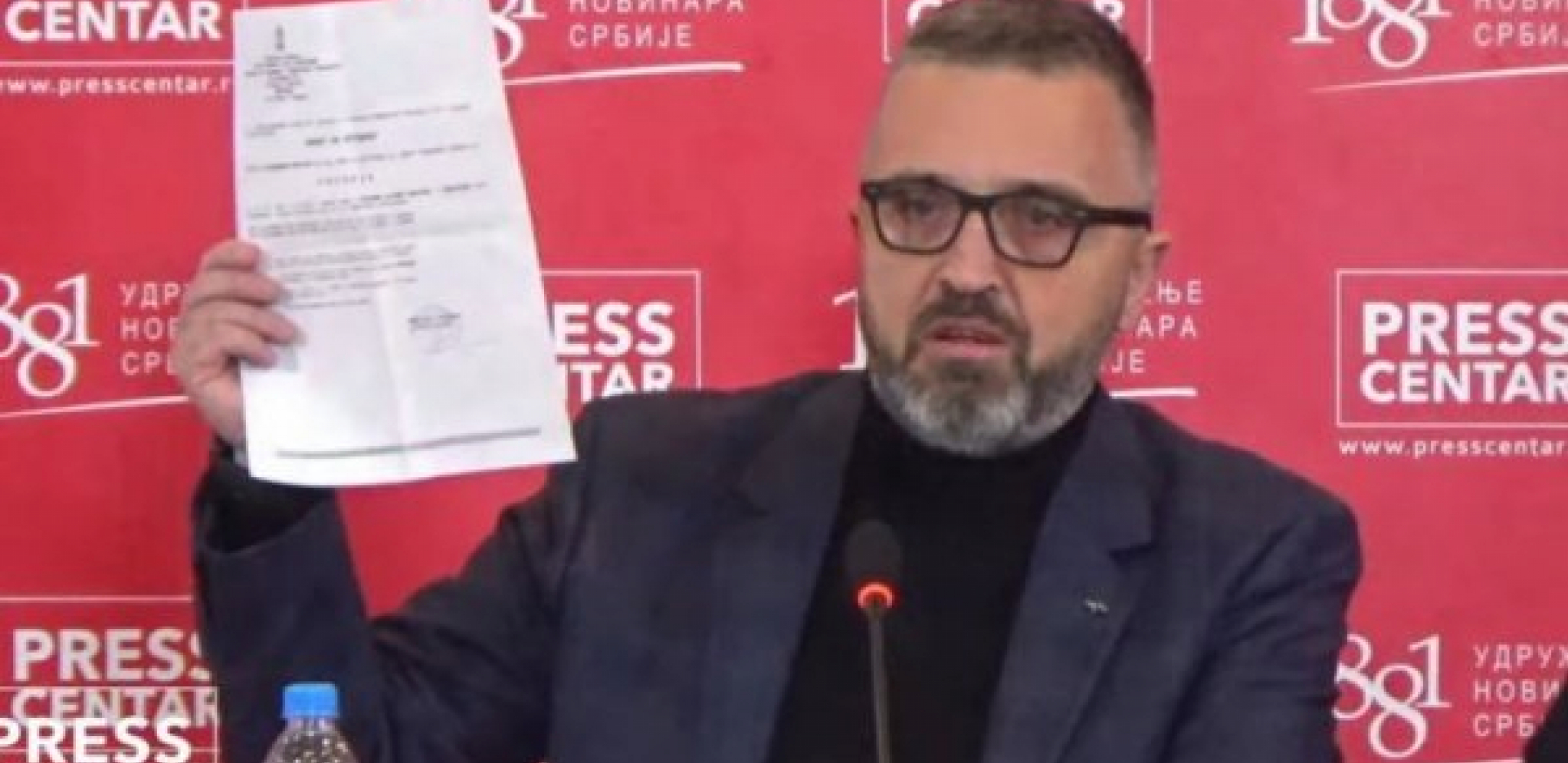 PRINCIP Kao što je i obećao, Dragan J. Vučićević juče otišao u zatvor zbog verbalnog delikta: Podrška: Vučko što pre da bude pušten iz zatvora