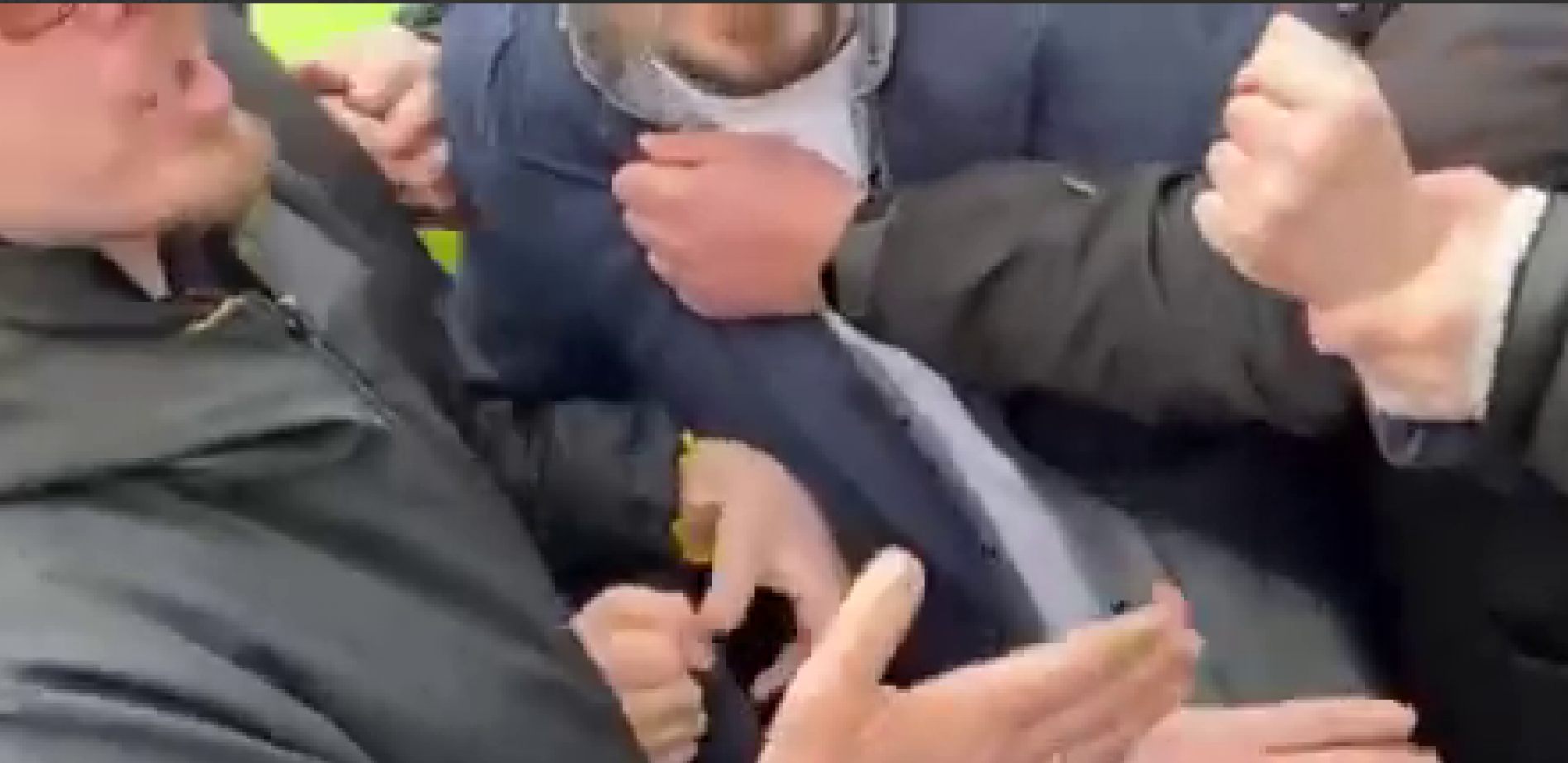 IZBILA TUČA NA ULAZU U KIJEVSKO-PEČERSKU LAVRU! Pogledajte snimak žestokog okršaja (VIDEO)