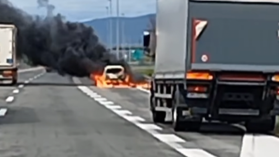 GOREO AUTOMOBIL NA PUTU NIŠ-DOLJEVAC Veliki dim u vazduhu, saobraćaj se odvijao usporeno! (VIDEO)