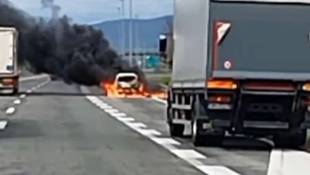 GOREO AUTOMOBIL NA PUTU NIŠ-DOLJEVAC Veliki dim u vazduhu, saobraćaj se odvijao usporeno! (VIDEO)