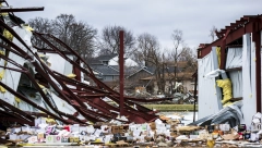 RAZORNI TORNADO PROTUTNJAO AMERIKOM Desetine mrtvih, gradovi bez struje (FOTO)