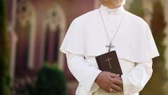 SKANDAL TRESE SVEŠTENSTVO! Nadbiskup najavio povlačenje nakon izveštaja o zlostavljanju dečaka