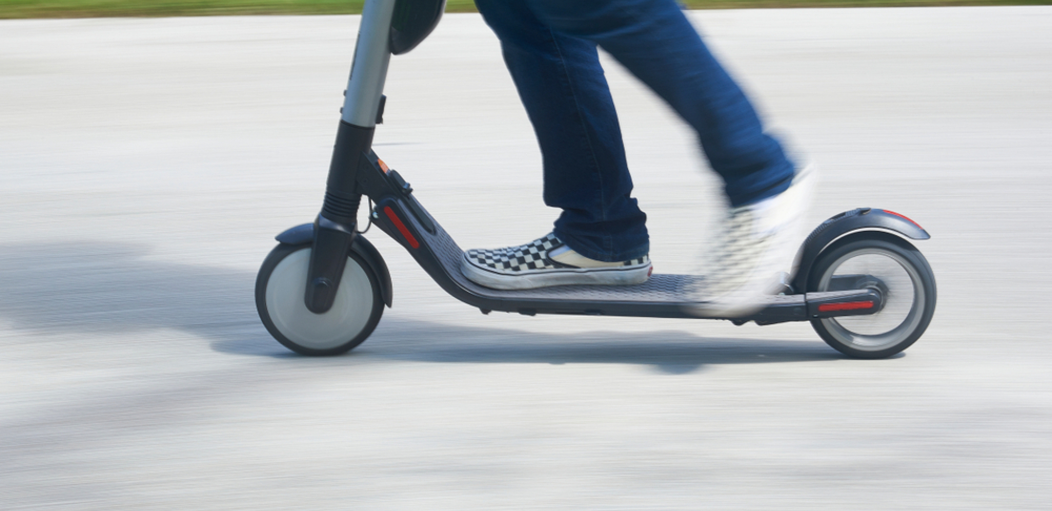 TROTINETOM PO KOLOVOZU, ALI SAMO PO OVIM PRAVILIMA Nove izmene zakona će napuniti ulice, moći će da ih voze čak i 14-godišnjaci