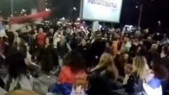 UŽIČKO KOLO ISPRED HRAMA U PODGORICI: Omladina se ne smiruje, ogrnuti TROBOJKAMA sitno vezu SRPSKO kolo (VIDEO)