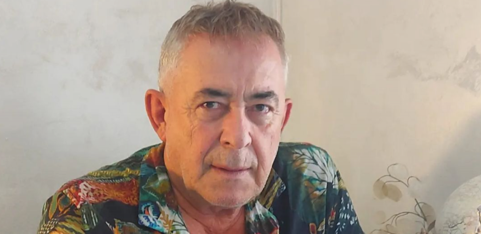 PROCURILA FOTKA GOLOG MIME KARADŽIĆA U 69. GODINI Društvene mreže se usijale od komentare, a većina mu poručuje jedno! (FOTO)