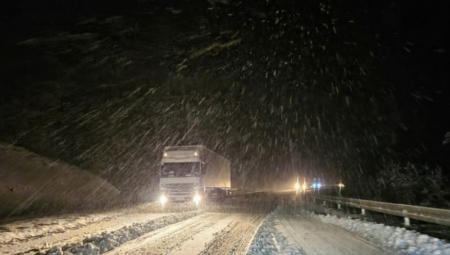 SNEG OTEŽAVA I USPORAVA SAOBRAĆAJ Najkritičnije na ovim deonicama