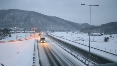 SMANJITE BRZINU ZBOG LOŠIH VREMENSKIH USLOVA Autoputevi i državni putevi prvog i drugog reda prohodni