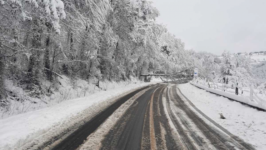 DRAMA KOD VRANJA Autobus sa 24 putnika se zaglavio u snegu