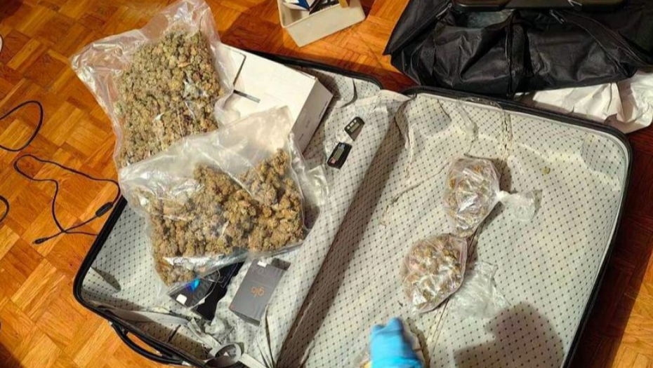 PRIŠTINAC UHAPŠEN U BUJANOVCU Policija kod njega sem marihuane pronašla digitalnu vagicu i drobilicu