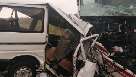 STRAVIČNA SAOBRAĆAJNA NESREĆA KOD INĐIJE: Ima poginulih u direktnom sudaru kamiona i kombija (FOTO)