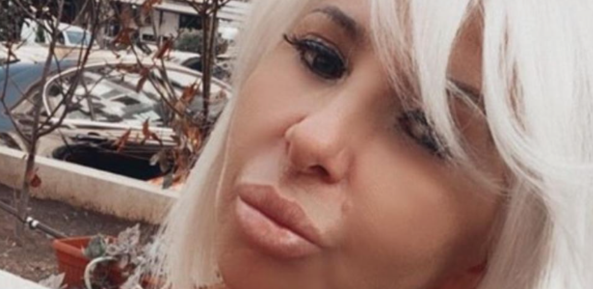 "PRIČALI SU DA ONA RADI ZA PARE" Pevač progovorio o provokativnim fotografijama majke: Da je ona radila za novac, imao bih album sada