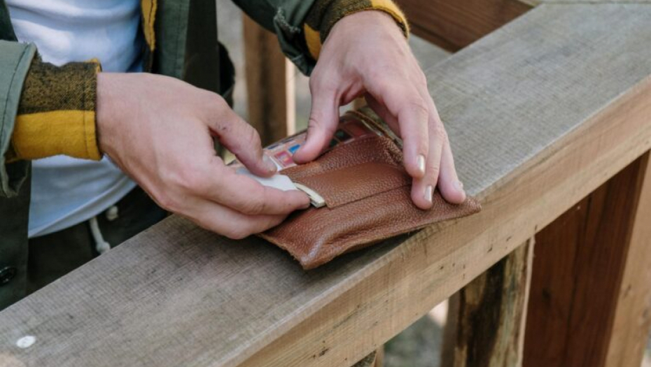 NAŠAO NOVČANIK SA NOVCEM I VREDNU NARUKVICU Darko je sve slikao i objavio na Fejsbuku, a onda su krenuli komentari