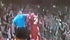 SKANDAL KAKAV PREMIJER LIGA NE PAMTI Sudija udario laktom u lice zvezdu Liverpula (VIDEO)