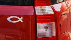 EVO ŠTA ZNAČI SIMBOL RIBE NA AUTU Sigurno ste ga videli negde u gradu, ovo je tačno značenje