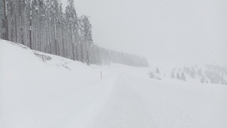 SIPA KAO IZ RUKAVA Smetovi dostigli visinu i do pola metra (FOTO)