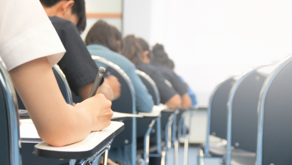 ISPITIVAO STUDENTA PA MU PRONAŠAO NOVAC U INDEKSU Reakcija ovog profesor Medicinskog fakulteta će vas naterati da se zapitate