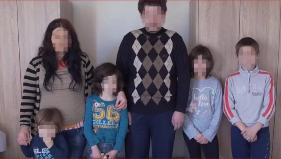 SVA ISKASAPLJENA SEDI, PLAČE I DOZIVA JE Majka nesrećne tinejdžerke iz Ripnja još uvek ne zna da joj je dete zverski ubijeno!