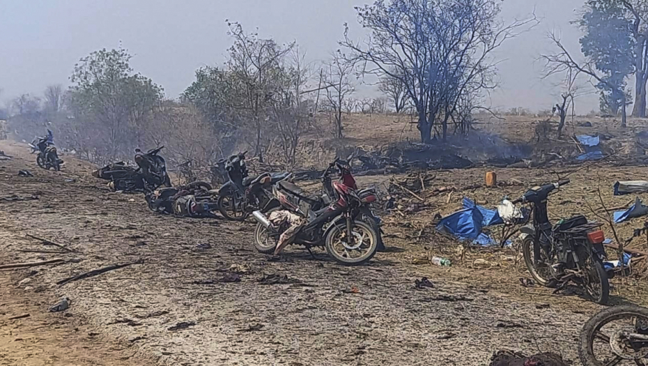 AVIO BOMBAMA RASTERALI PRISTALICE OPOZICIJE! Vojska napravila pokolj, najmanje 100 mrtvih!