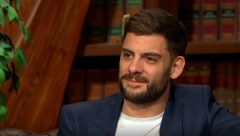 RAZGOLITIO SE MILAN MARIĆ! Skinuo se, pozirao bez majice sa čašom vina u ruci, mreže gore!