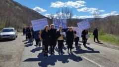 JOVANOVIĆEVA SUPRUGA NA ČELU KOLONE Protestna šetnja ka Bistričkom mostu zbog ranjenog Srbina (FOTO)