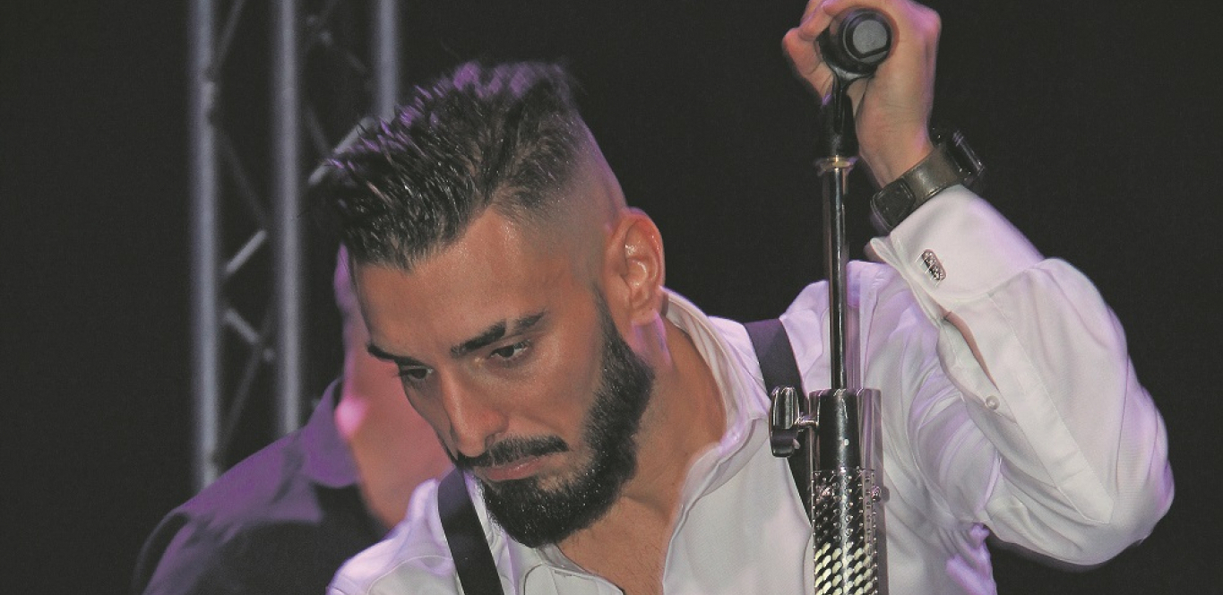 PEVA NA PLEJBEK, GOSTI TRAŽILI PARE NAZAD Isplivao skandalozan snimak Darka Lazića, razočarani fanovi masovno napuštali klub! (VIDEO)
