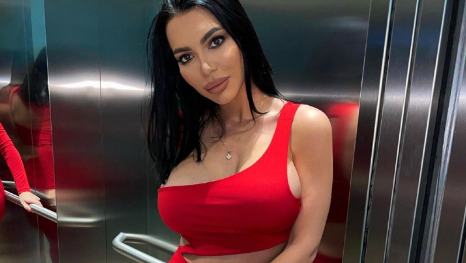 INTIMNA FOTKA TRUDNE TOPALKOVE ĆERKE Helena Topalović u osmom mesecu zapalila Internet, sve se ocrtava! (FOTO)