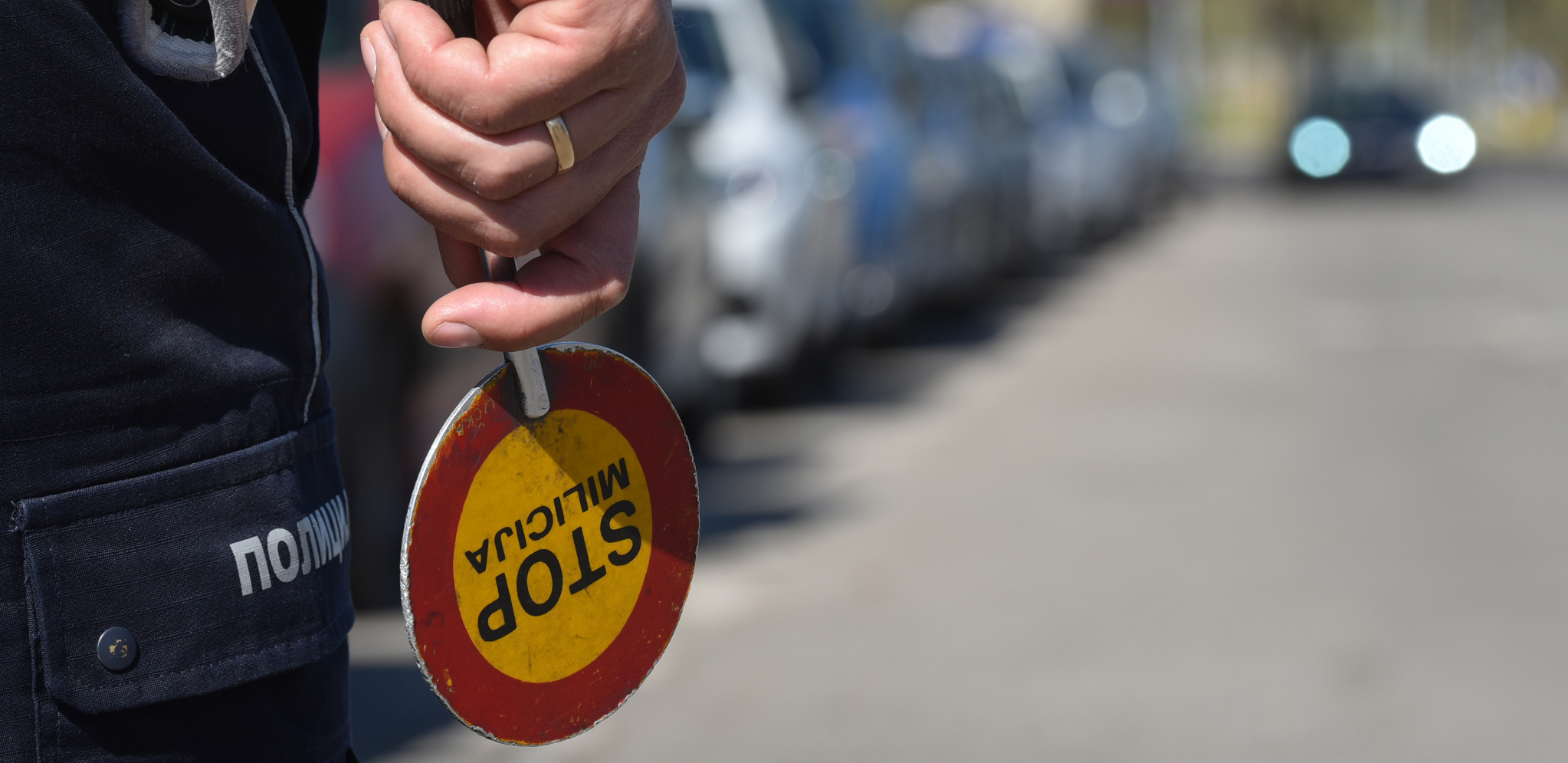 PIO RAKIJU SA POLICAJCIMA, PA VOZIO PIJAN Uzeli mu dozvolu i poslali u zatvor, a on se ovako branio