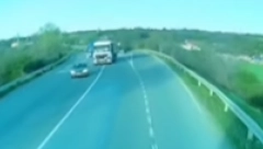 KAMION KAMIKAZA PRETIČE ŠLEPER U NEPREGLEDNOJ KRIVINI! Zastrašujući snimak bahate vožnje uzburkao društvene mreže! (VIDEO)