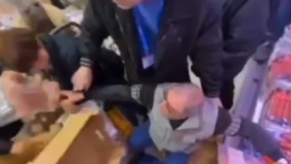 PRAZNIČNO OTIMANJE OKO MESA "NA PONIŽENJU" Neko će izgubiti glavu, polako ljudi! Negotinski Lidl postao bojište! (VIDEO)