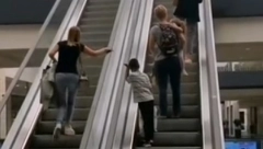 POKRETNE STEPENICE DEČAKU OTKINULE PRSTE Horor na železničkoj stanici