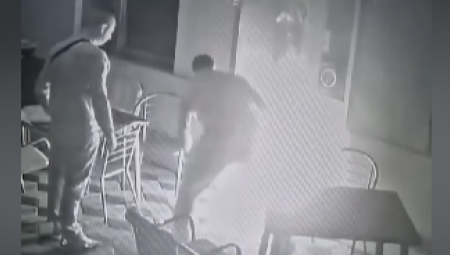 PONOĆNA HAVARIJA U BELOJ CRKVI! Zapalili stolnjake, pa izazvali požar u kafani! (VIDEO)