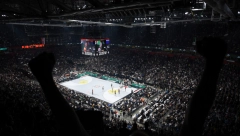 GROBARI DOVELI DO LUDILA ŠPANSKE KOMENTATORE Uživaju u himni, to je nestvarno, žive za košarku (VIDEO)