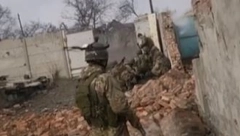 RUSKI VOJNIK ČUDOM PREŽIVEO! Snajeprista ga pogodio u glavu, kamera snimila jezim momenat!