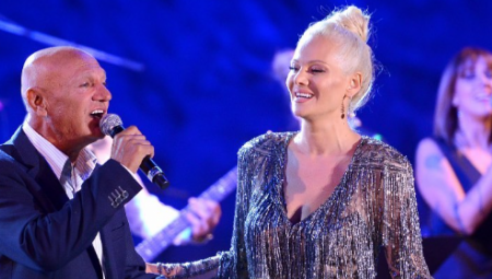 NIKAD VIĐENA FOTOGRAFIJA ŠABANA ŠAULIĆA Pokojni pevač pozirao sa ćerkama, a jedan detalj svima je privukao pažnju! (FOTO)