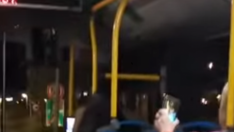 DRAMA U GRADSKOM AUTOBUSU U BEOGRADU Devojka napala starca sa štapom, nastala opšta svađa! (VIDEO)