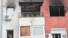 STANAR ZGRADE U SREMČICI GDE JE IZBIO POŽAR: ''Staricu nismo videli od dima, razvalili smo vrata da uđemo u stan!'' (FOTO)