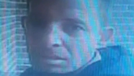 AKO VIDITE OVOG ČOVEKA, ODMAH GA PRIJAVITE POLICIJI Zapalio dečja kolica i izazvao požar u zgradi u Novom Sadu (FOTO/VIDEO)