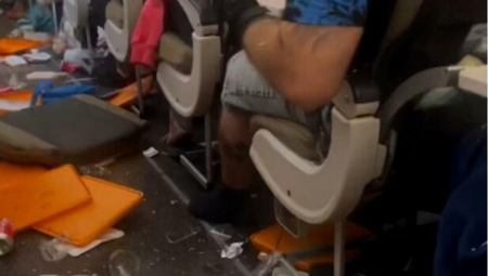 PUTNICI VRIŠTALI OD UŽASA! Avion uleteo u tešku oluju, a onda je sve počeo da se raspada! (VIDEO)