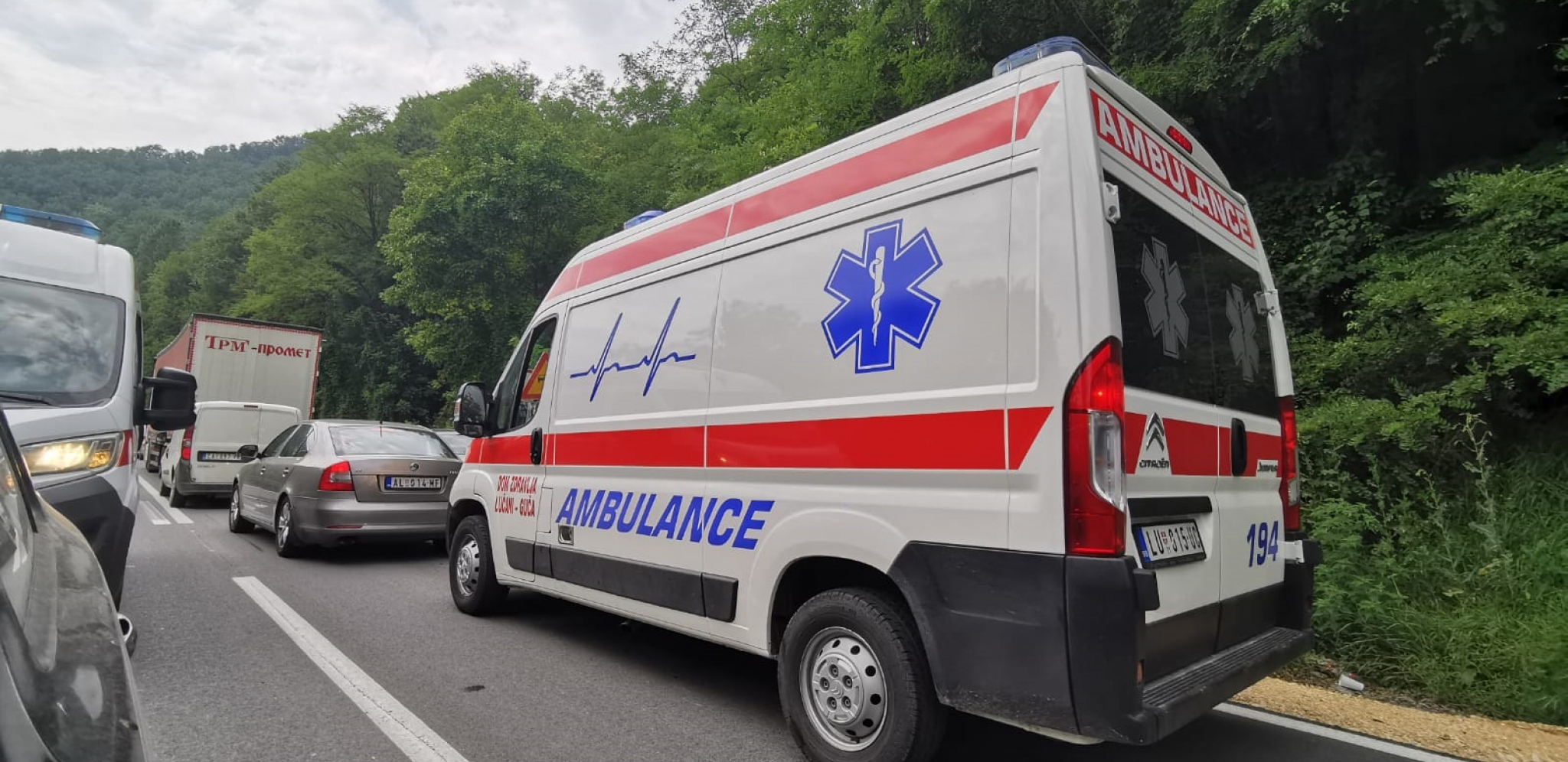STRAVIČNA NESREĆA KOD BUBANJ POTOKA Blokiran saobraćaj, muškarac teško povređen!