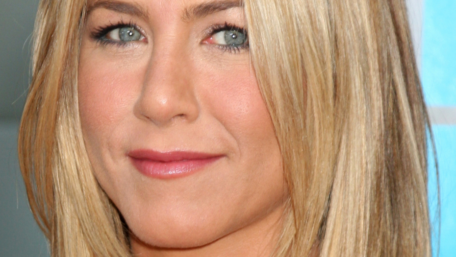 DŽENIFER ANISTON SE OBNAŽILA DRUGI PUT U KARIJERI! Legla preko ovog glumca i napravila totalnu pometnju