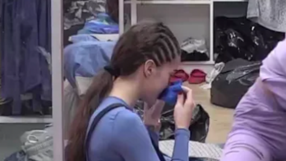 "FUJ, DA TI SE PREVRNE ŽELUDAC" Anđela novim potezom zgrozila sve, zavukla nos u Zvezdanovu čarapu, pa uradila ovo!