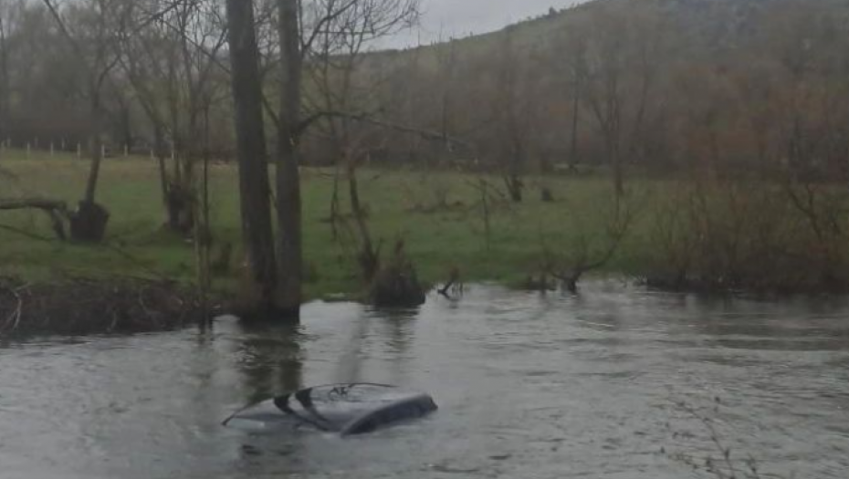 ZASTRAŠUJUĆI PRIZOR KOD SJENICE! Iz reke samo viri krov automobila!